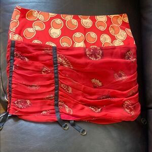 Red fan motif mini Skirt. 100% silk. Black ruching strap accents